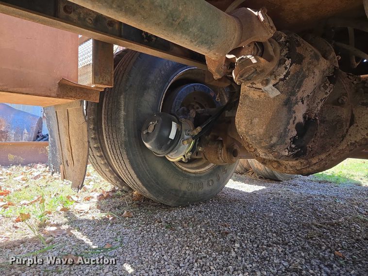 image for item ET5166 1987 Ford LT9000 winch truck
