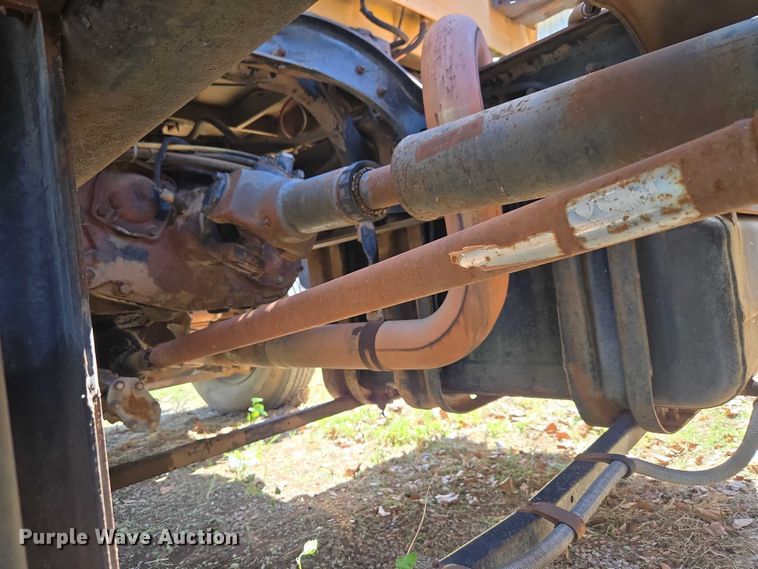 image for item ET5166 1987 Ford LT9000 winch truck