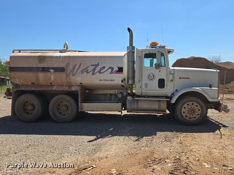image for item ET5167 1992 International 9300 water truck
