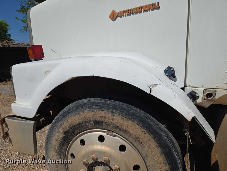image for item ET5167 1992 International 9300 water truck