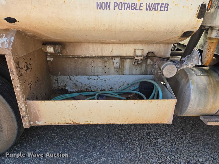 image for item ET5167 1992 International 9300 water truck