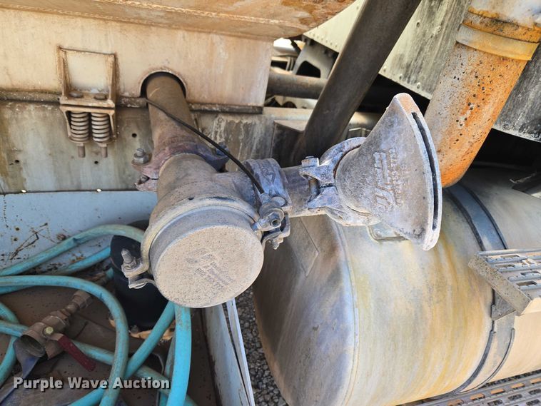 image for item ET5167 1992 International 9300 water truck