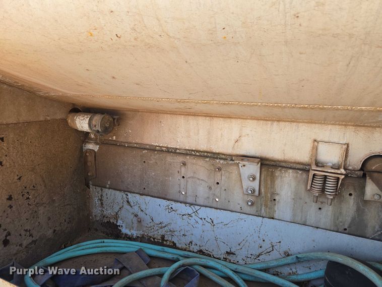 image for item ET5167 1992 International 9300 water truck