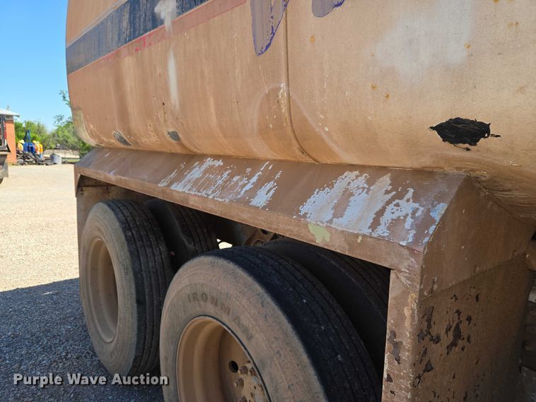 image for item ET5167 1992 International 9300 water truck