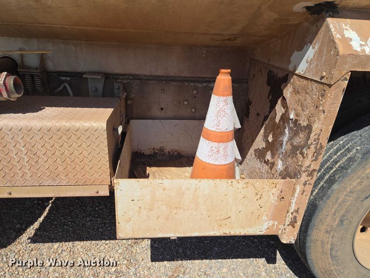 image for item ET5167 1992 International 9300 water truck