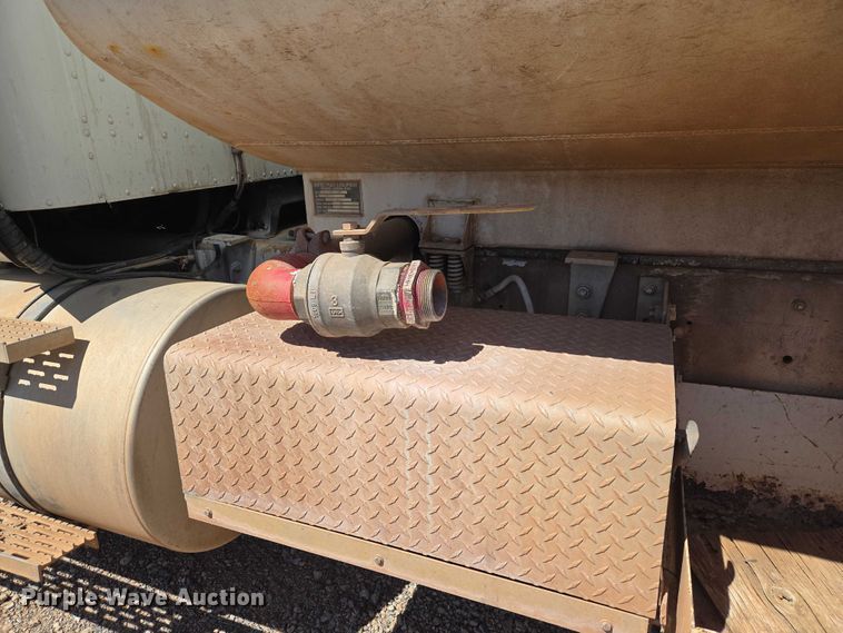 image for item ET5167 1992 International 9300 water truck