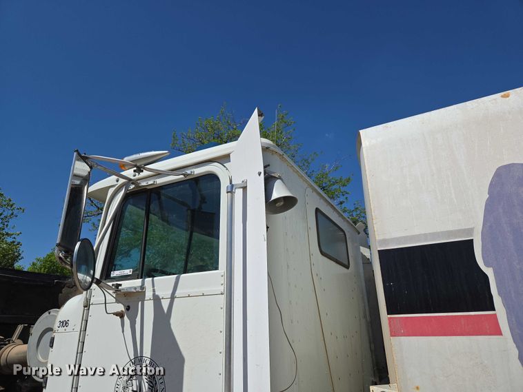 image for item ET5167 1992 International 9300 water truck