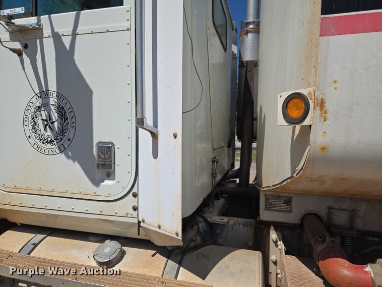 image for item ET5167 1992 International 9300 water truck