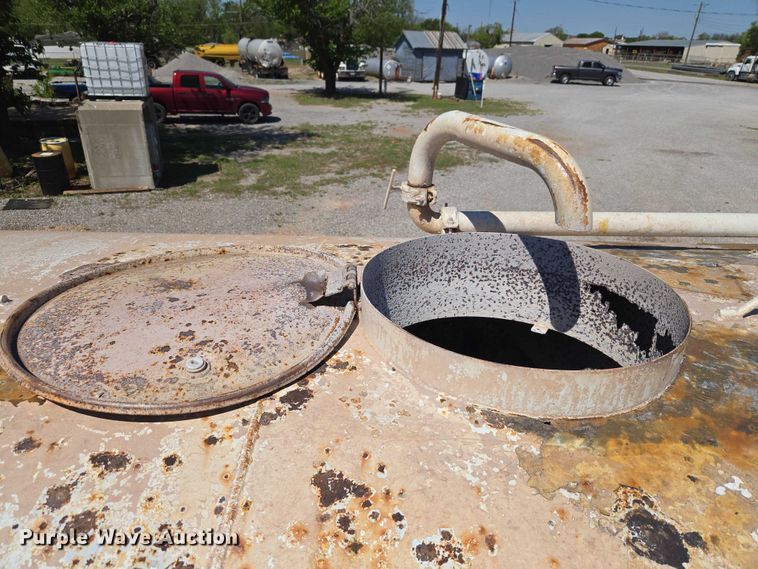 image for item ET5167 1992 International 9300 water truck