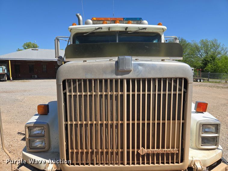 image for item ET5167 1992 International 9300 water truck