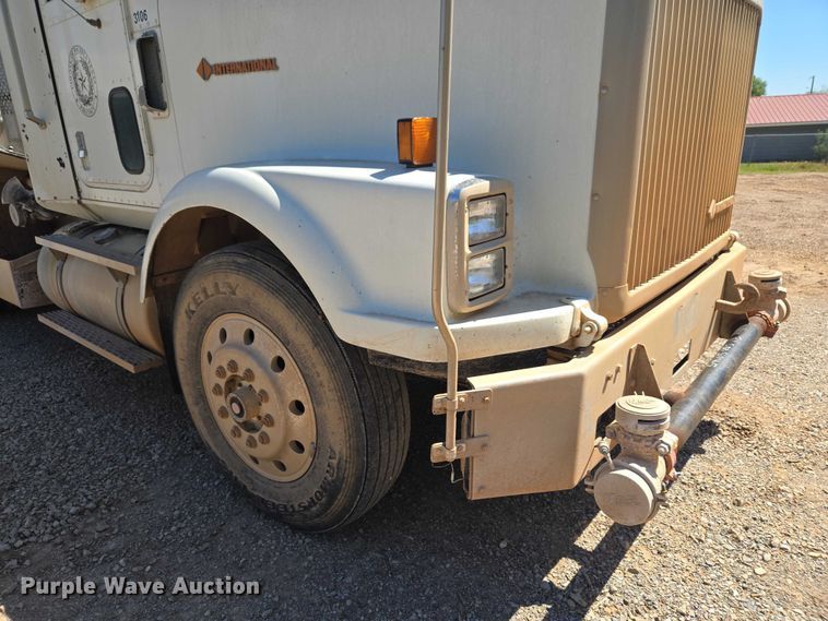 image for item ET5167 1992 International 9300 water truck