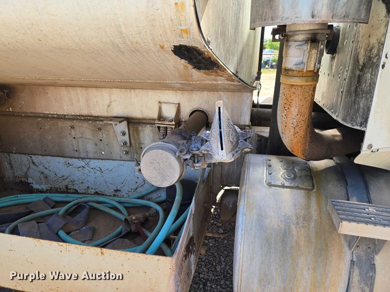 image for item ET5167 1992 International 9300 water truck
