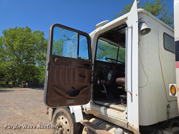 image for item ET5167 1992 International 9300 water truck