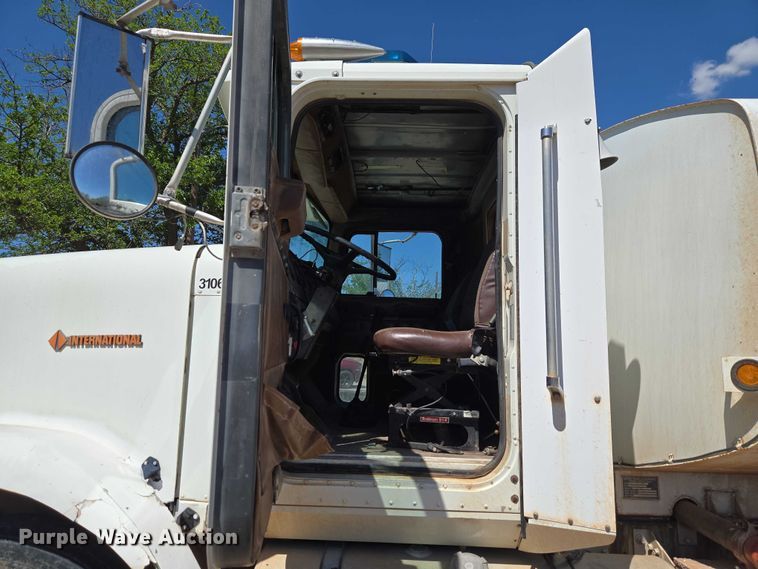 image for item ET5167 1992 International 9300 water truck