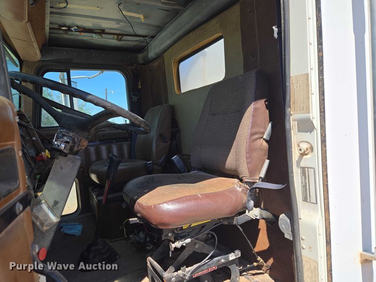image for item ET5167 1992 International 9300 water truck