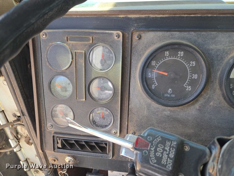 image for item ET5167 1992 International 9300 water truck