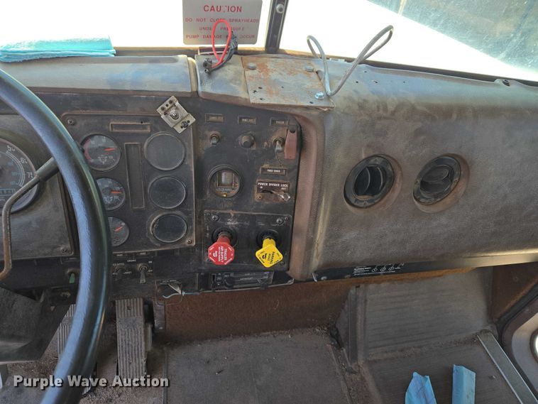 image for item ET5167 1992 International 9300 water truck