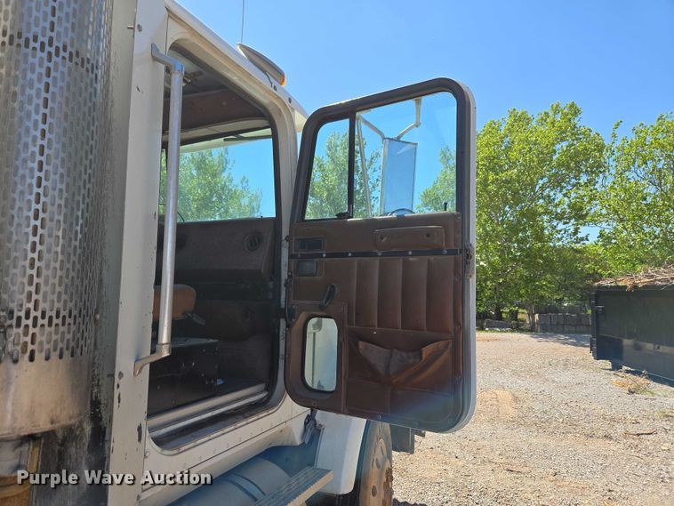 image for item ET5167 1992 International 9300 water truck