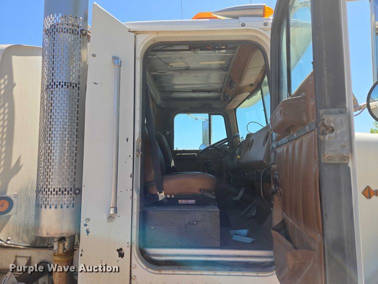 image for item ET5167 1992 International 9300 water truck