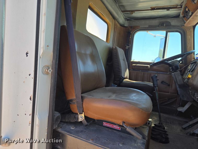 image for item ET5167 1992 International 9300 water truck