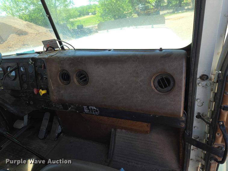 image for item ET5167 1992 International 9300 water truck