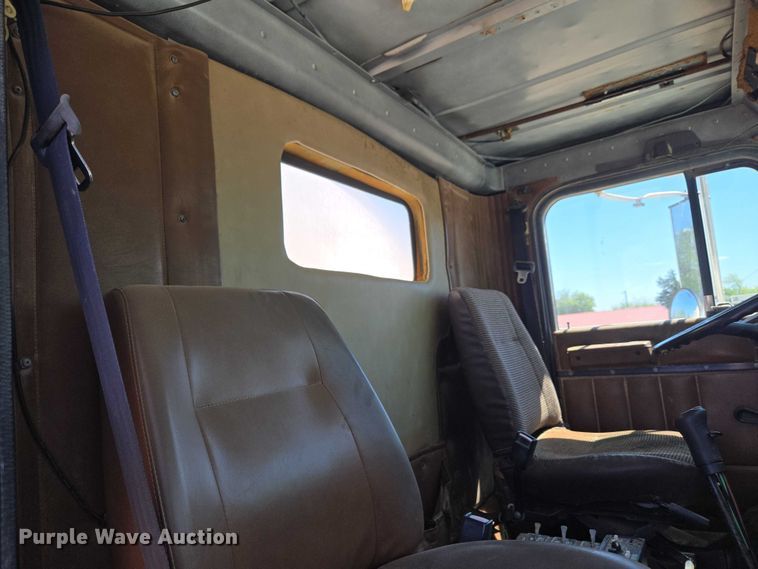 image for item ET5167 1992 International 9300 water truck