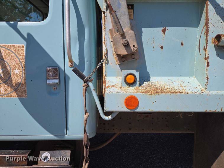 image for item ET5168 2000 International 4700 dump truck