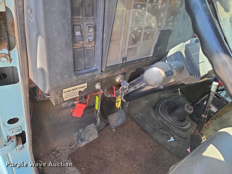 image for item ET5168 2000 International 4700 dump truck