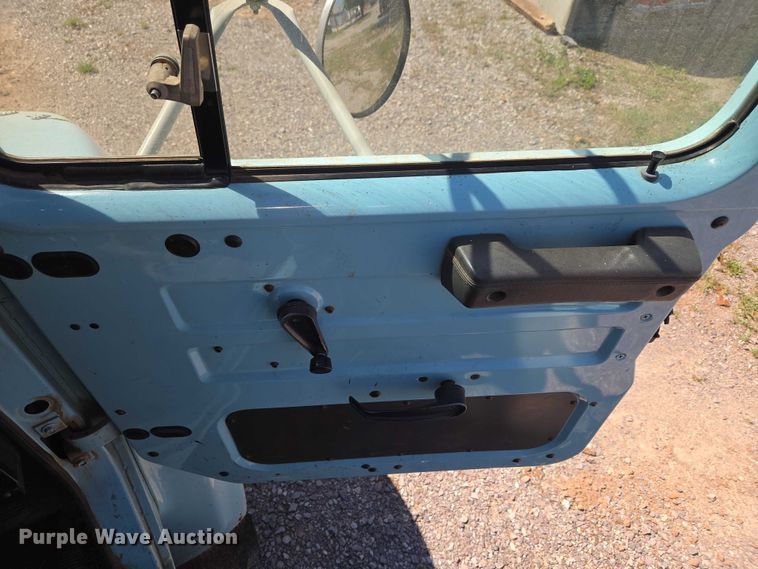 image for item ET5168 2000 International 4700 dump truck