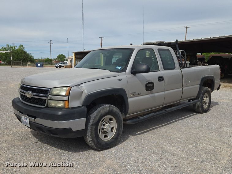 image for item ET5173 2006 Chevrolet Silverado 2500HD Ext. Cab pickup truck