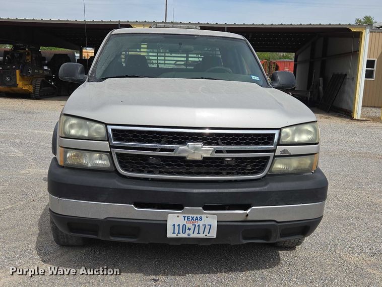 image for item ET5173 2006 Chevrolet Silverado 2500HD Ext. Cab pickup truck