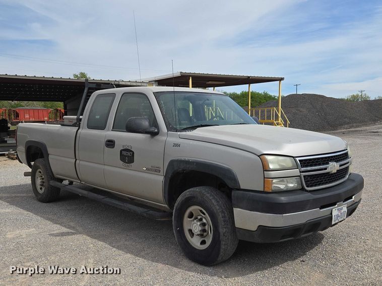 image for item ET5173 2006 Chevrolet Silverado 2500HD Ext. Cab pickup truck