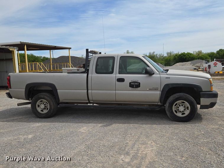 image for item ET5173 2006 Chevrolet Silverado 2500HD Ext. Cab pickup truck