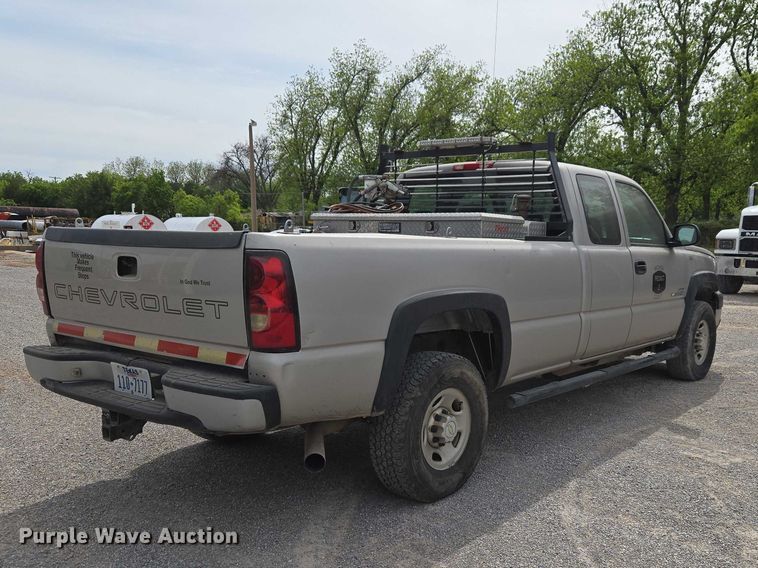 image for item ET5173 2006 Chevrolet Silverado 2500HD Ext. Cab pickup truck
