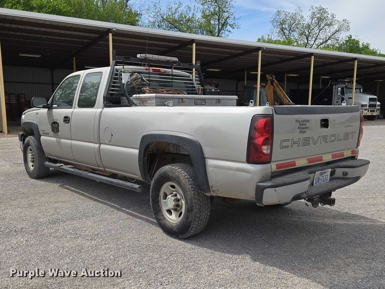 image for item ET5173 2006 Chevrolet Silverado 2500HD Ext. Cab pickup truck