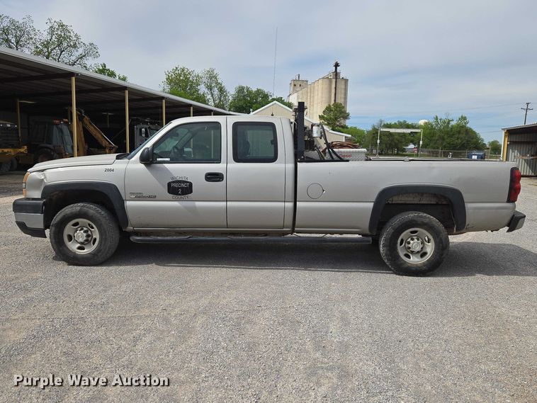 image for item ET5173 2006 Chevrolet Silverado 2500HD Ext. Cab pickup truck