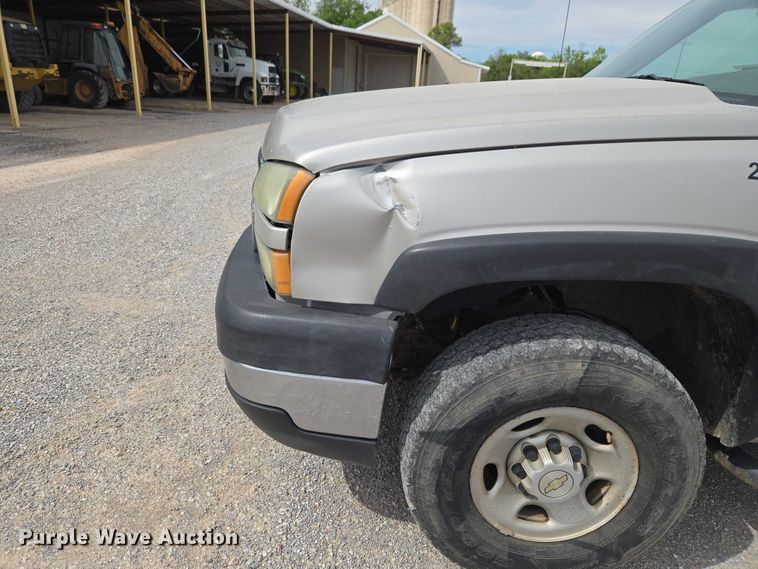 image for item ET5173 2006 Chevrolet Silverado 2500HD Ext. Cab pickup truck