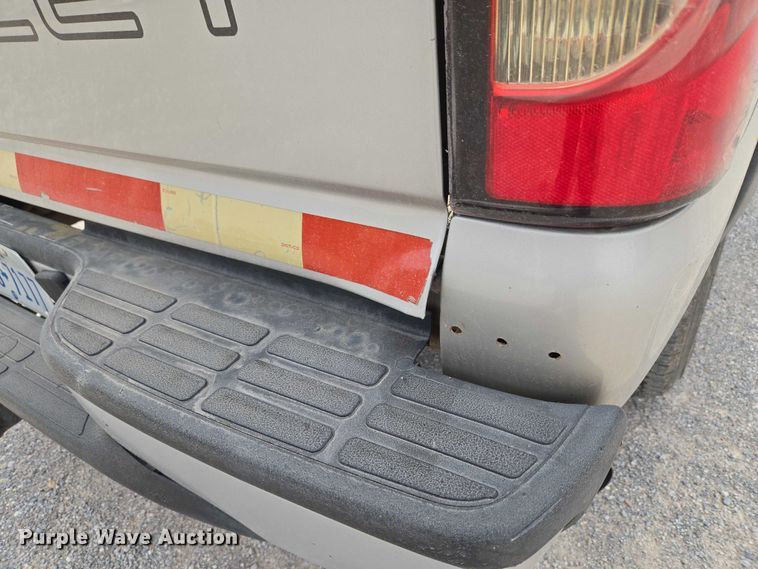 image for item ET5173 2006 Chevrolet Silverado 2500HD Ext. Cab pickup truck