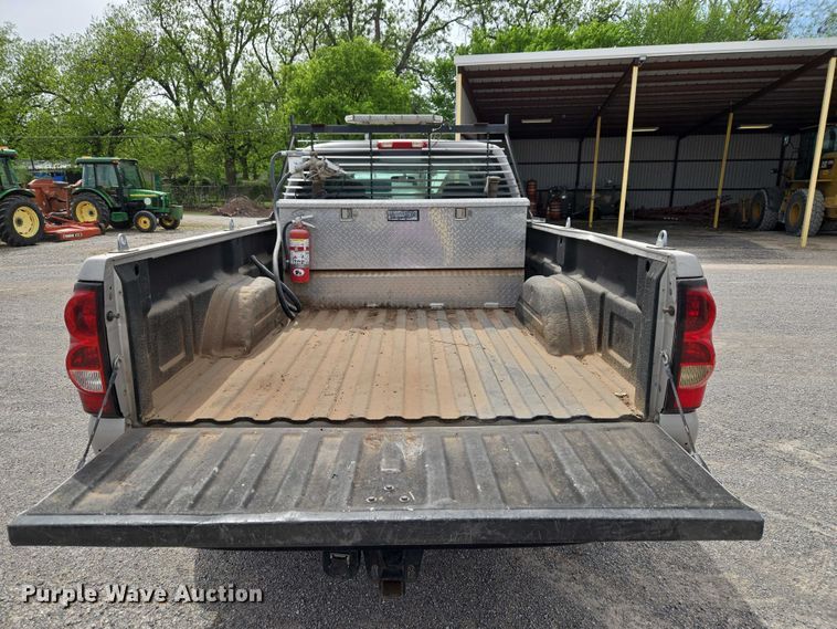 image for item ET5173 2006 Chevrolet Silverado 2500HD Ext. Cab pickup truck