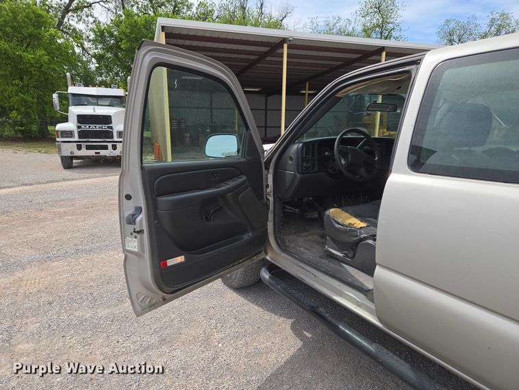 image for item ET5173 2006 Chevrolet Silverado 2500HD Ext. Cab pickup truck