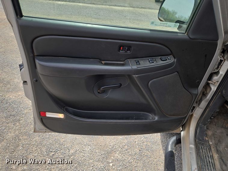 image for item ET5173 2006 Chevrolet Silverado 2500HD Ext. Cab pickup truck