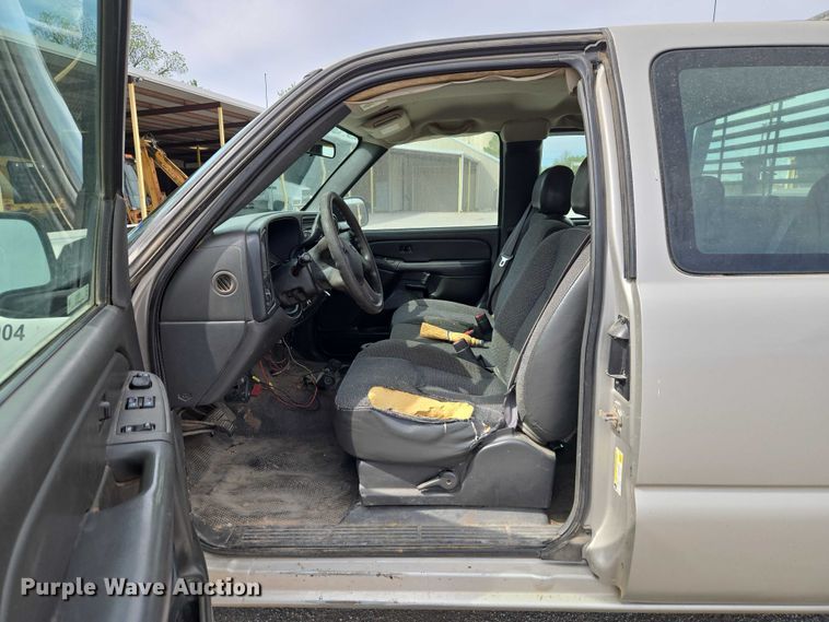 image for item ET5173 2006 Chevrolet Silverado 2500HD Ext. Cab pickup truck
