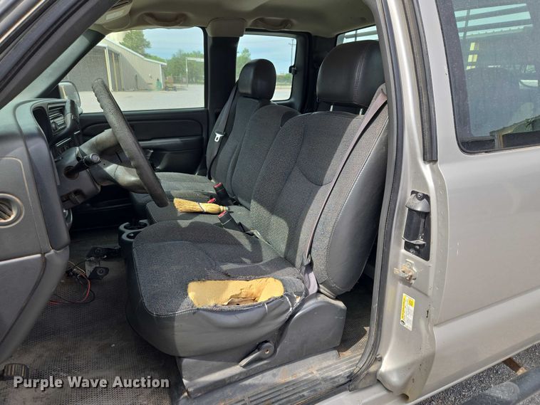 image for item ET5173 2006 Chevrolet Silverado 2500HD Ext. Cab pickup truck