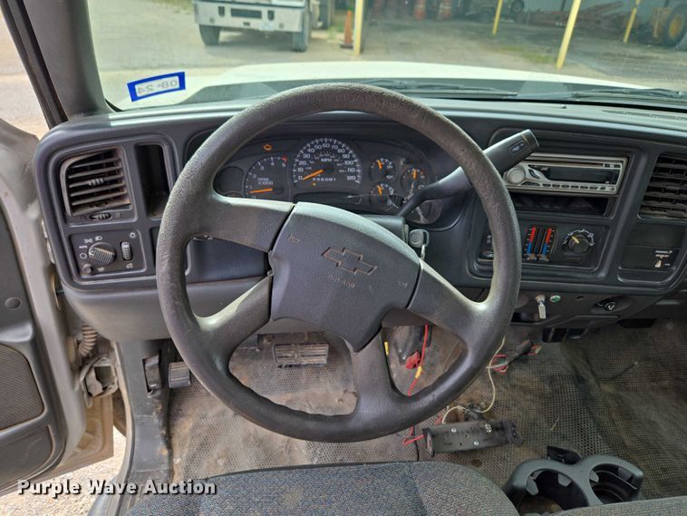 image for item ET5173 2006 Chevrolet Silverado 2500HD Ext. Cab pickup truck