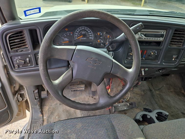 image for item ET5173 2006 Chevrolet Silverado 2500HD Ext. Cab pickup truck