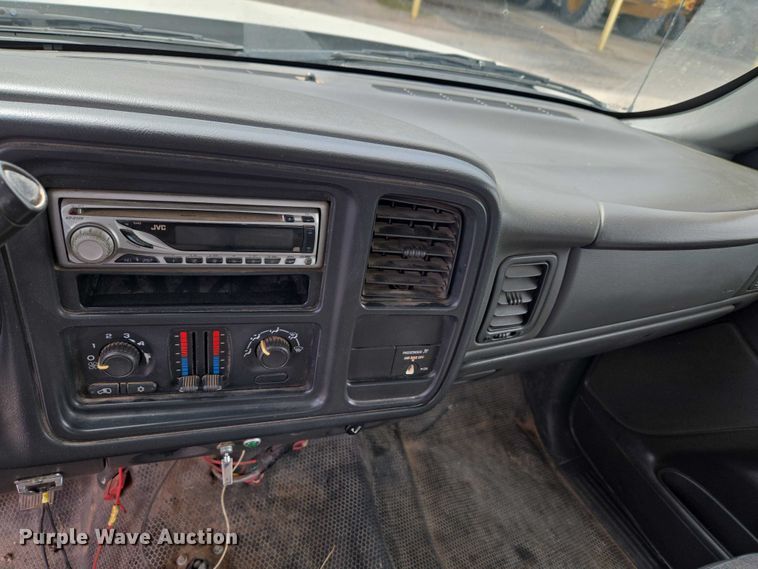 image for item ET5173 2006 Chevrolet Silverado 2500HD Ext. Cab pickup truck