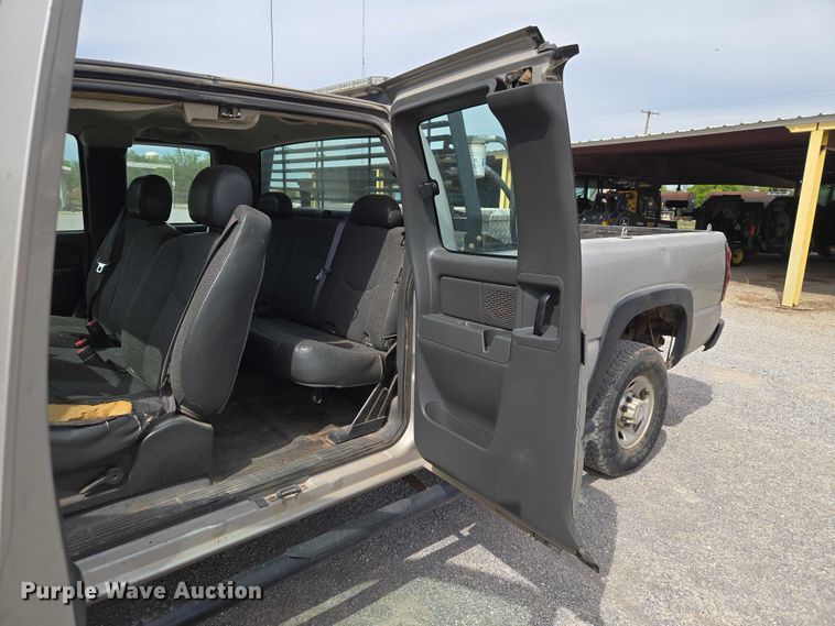 image for item ET5173 2006 Chevrolet Silverado 2500HD Ext. Cab pickup truck