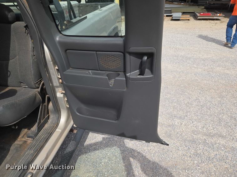 image for item ET5173 2006 Chevrolet Silverado 2500HD Ext. Cab pickup truck