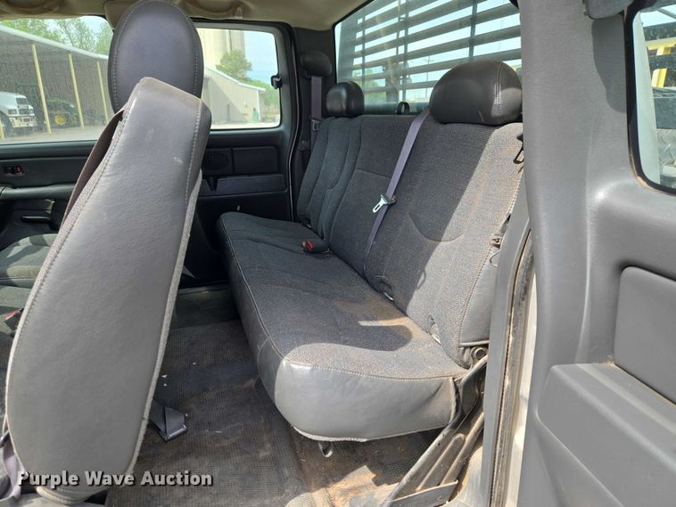 image for item ET5173 2006 Chevrolet Silverado 2500HD Ext. Cab pickup truck