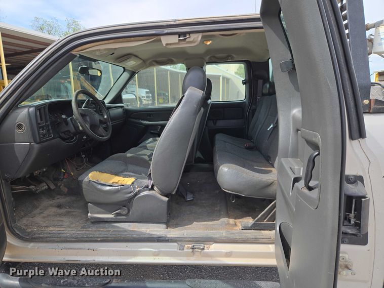 image for item ET5173 2006 Chevrolet Silverado 2500HD Ext. Cab pickup truck